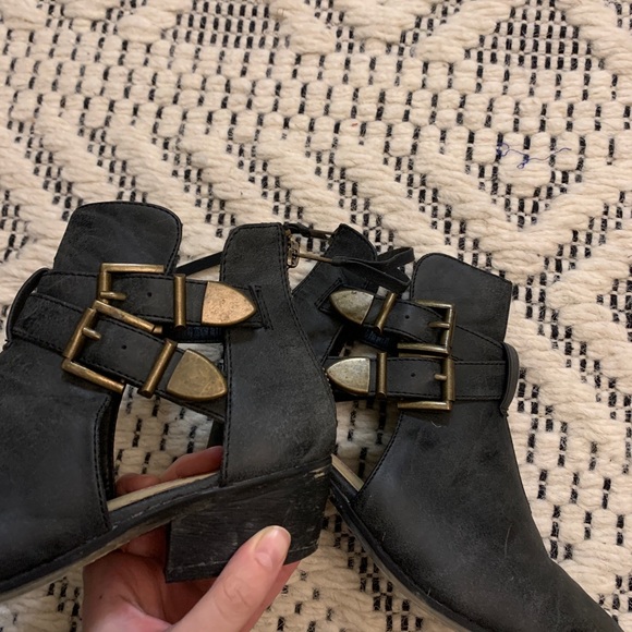 Cut out booties - Picture 2 of 5